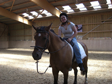 Reiterin auf Pferd im Heilpädagogischen Reiten